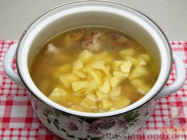 Фасолевый суп со свиными рёбрами и шампиньонами