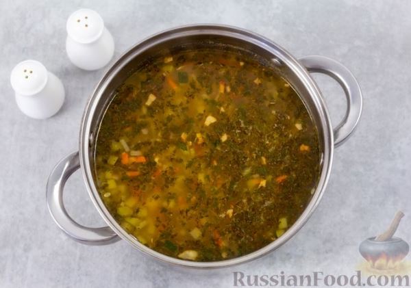 Картофельный суп с цукини, сельдереем и беконом