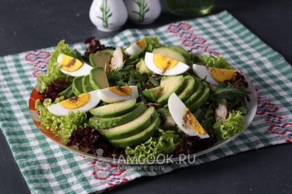 Салат с авокадо, огурцом, яйцом и курицей