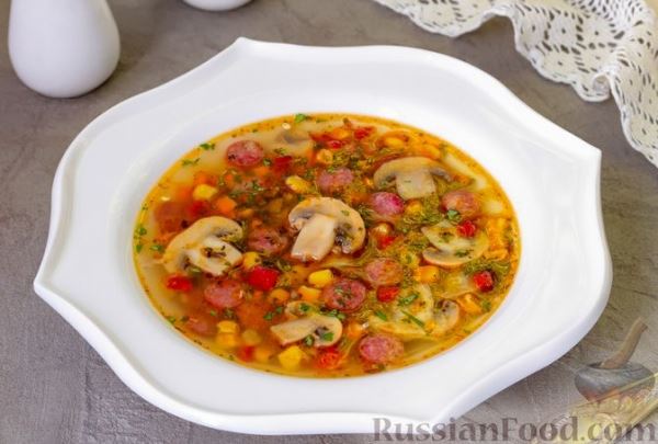 Суп с грибами, сладким перцем, кукурузой и копчёными колбасками