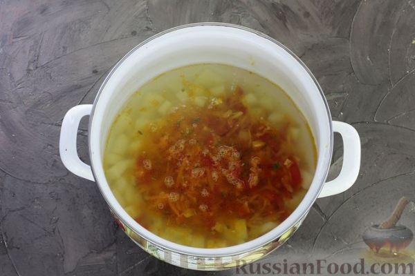 Суп с тефтелями из говяжьего фарша, лапшой и помидорами