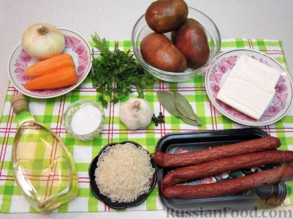 Сырный суп с копчёными колбасками, картофелем и рисом