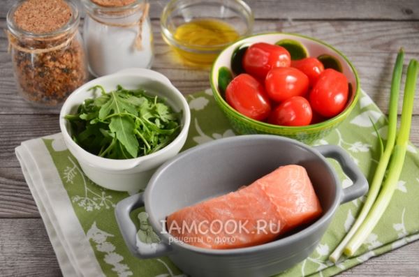 Теплый салат с лососем (семгой) и рукколой