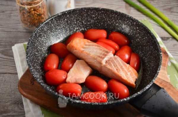 Теплый салат с лососем (семгой) и рукколой