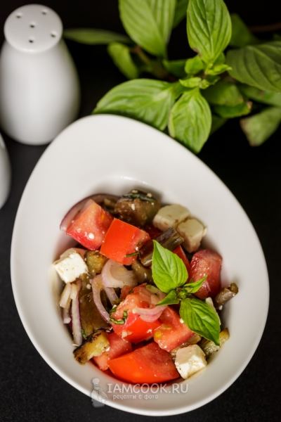 Салат с жареными баклажанами, сыром фета и помидорами