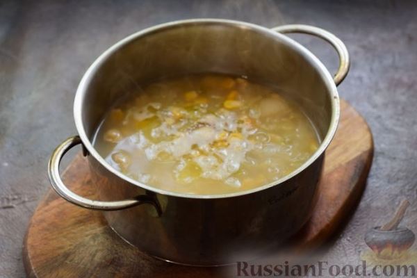 Сливочный суп с морепродуктами, консервированным нутом и кукурузой